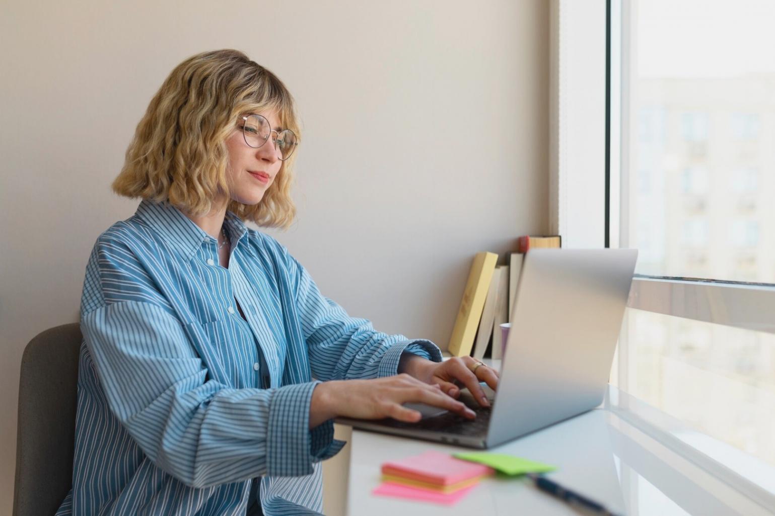 Espace de travail moderne avec équipe collaborative travaillant sur des projets entrepreneuriaux