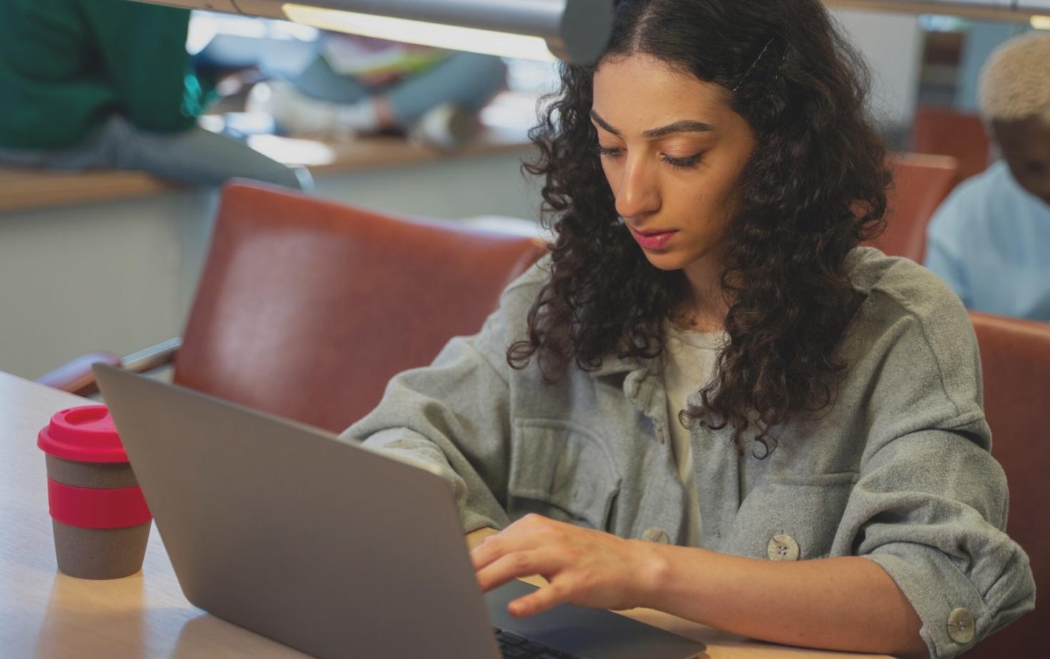 Étudiants analysant des données financières lors d'un cours pratique